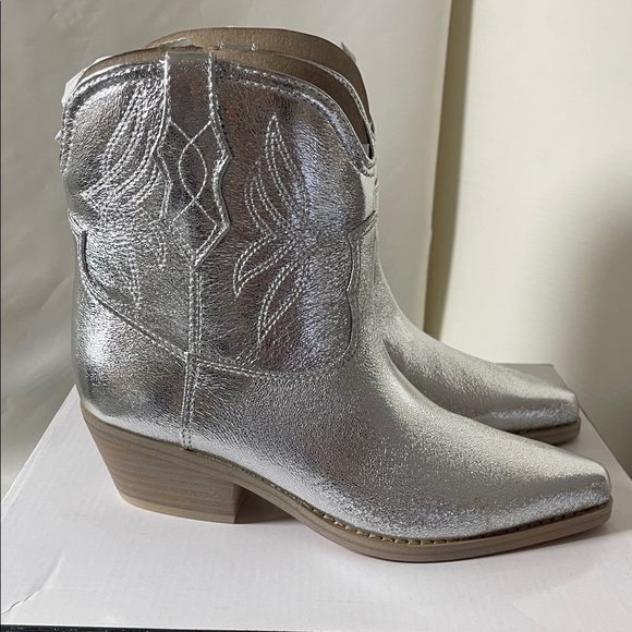 Nine West Texen3 Bootie 3 | Size 5 | Silver - Picture 1 of 6